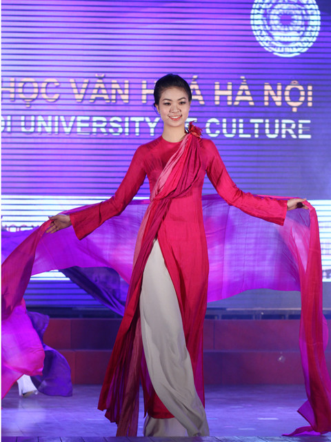 Trẻ trung với tà áo dài được cách điệu