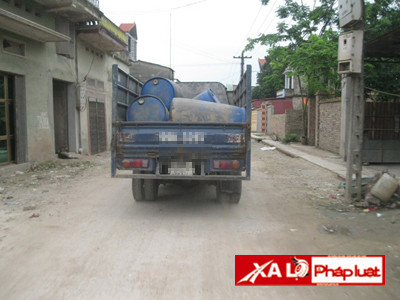 Rượu độc được vận chuyển bằng ô tô ra các thành phố để tiêu thụ. Rượu độc được vận chuyển bằng ô tô ra các thành phố để tiêu thụ