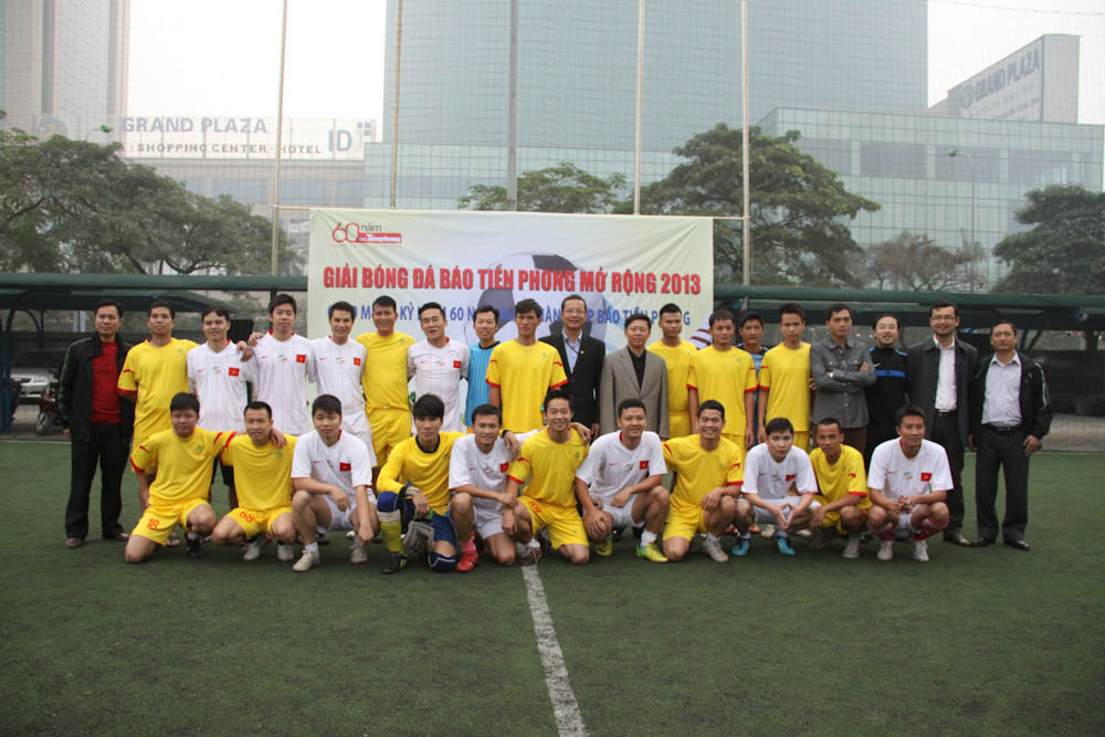 Hai đội bóng chụp ảnh chung