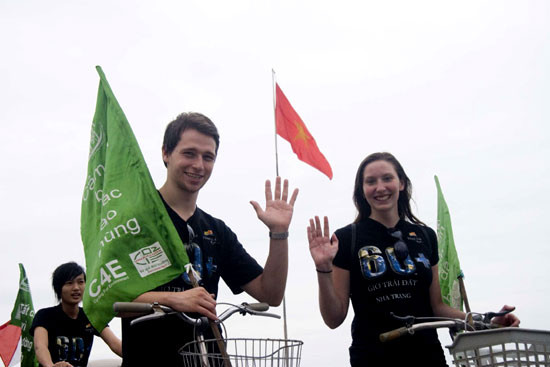 Thanh Niên tỉnh Khánh Hòa đạp xe kêu gọi bảo vệ môi trường Người nước ngoài tại Nha Trang Sinh viên Nha Trang dọn rác kêu gọi giữ gìn môi trường Đường phố Nha Trang trước giờ G Đèn năng lượng mặt trời - tiết kiệm nhiên liệu