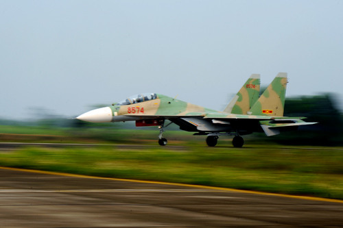 Phát triển trên nền tảng dòng Su-27, máy bay Su-30 được đánh giá có nhiều ưu thế hơn các dòng máy bay tiêm kích chủ lực thế hệ 4 của Mỹ như F-15 Eagle, F-16 Fighting Falcon, thậm chí có thể thách thức siêu chiến cơ F-22 Raptor và F-35 Lightening thế hệ 5