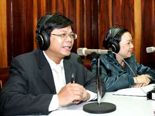 Chuyên gia tư vấn tâm lý Đinh Đoàn trong một lần lên sóng chương trình Cửa sổ tình yêu. Ảnh: Internet