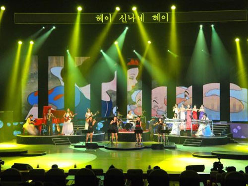 Ban nhạc Moranbong biểu diễn khai mạc trong một chương trình văn nghệ hồi tháng 7/2012. Ảnh: REUTERS