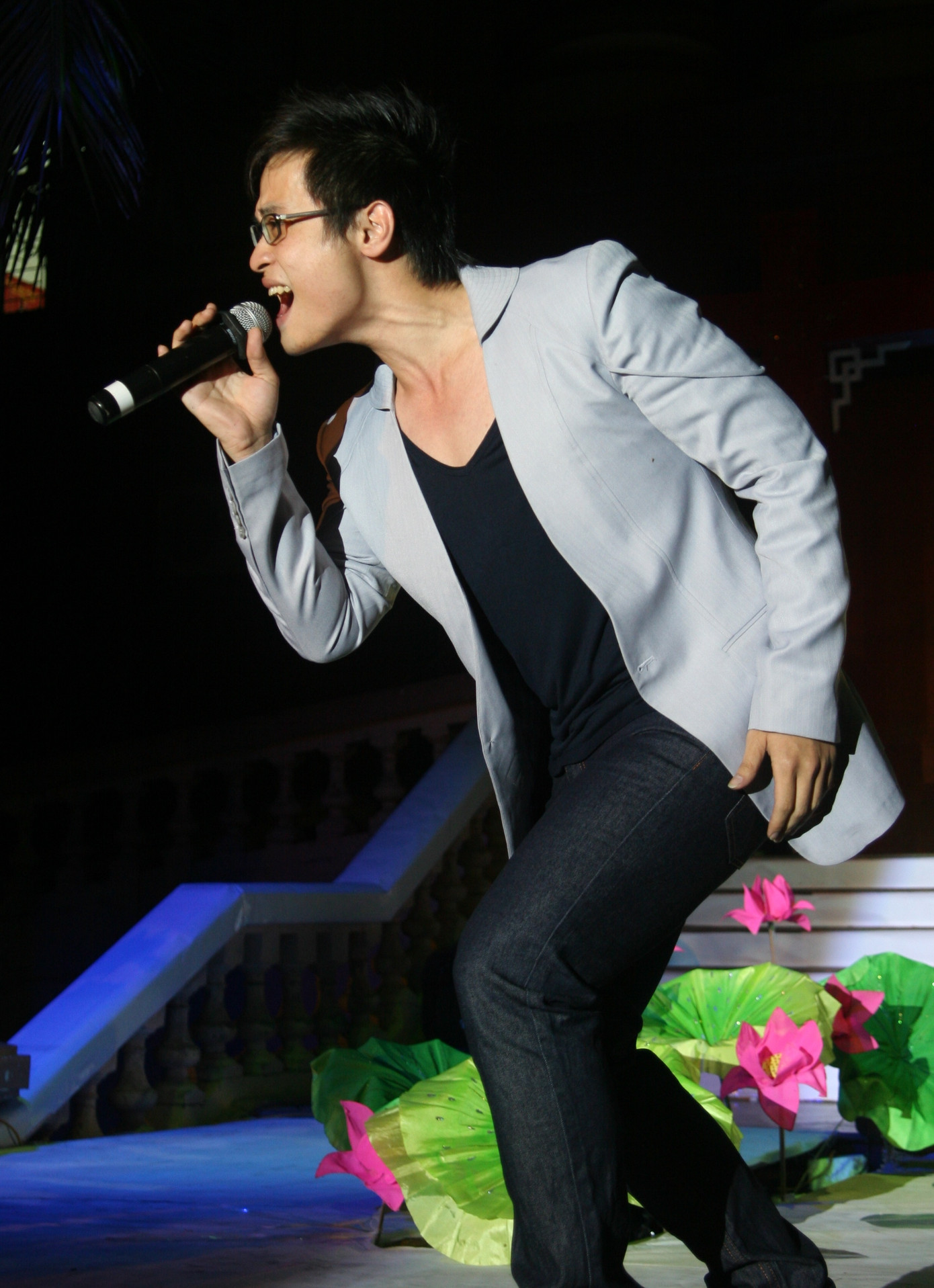 Hà Anh Tuấn hát bốc lửa và nhiệt tình kêu gọi ủng hộ miền Trung