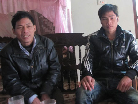 Anh Hải (bìa phải) và hàng chục lao động đã sập bẫy “bánh vẽ” xuất khẩu lao động sang Singapore. Ảnh: T.V