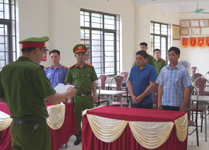 Thi hành quyết định khởi tố đối với 2 bị can Hà Văn Quý (áo kẻ) và Hoàng Văn Duẩn (áo xanh).