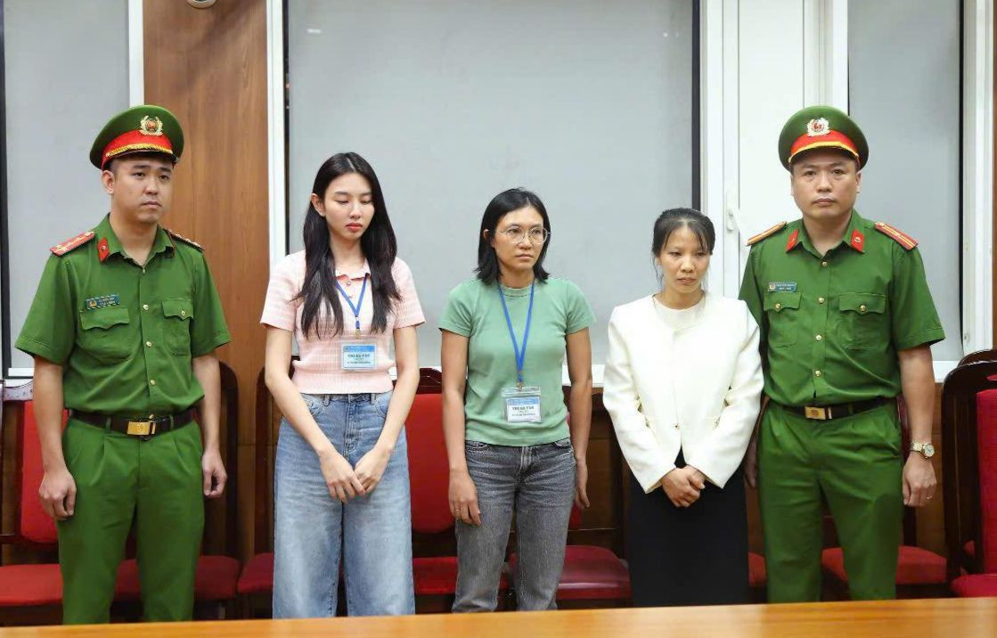 Các bị can Nguyễn Thúc Thuỳ Tiên, Phạm Thị Diễm Trinh và Trần Thị Lệ Thu (từ trái qua phải). Ảnh Bộ Công an cung cấp Các bị can Nguyễn Thúc Thuỳ Tiên, Phạm Thị Diễm Trinh và Trần Thị Lệ Thu (từ trái qua phải). Ảnh Bộ Công an cung cấp