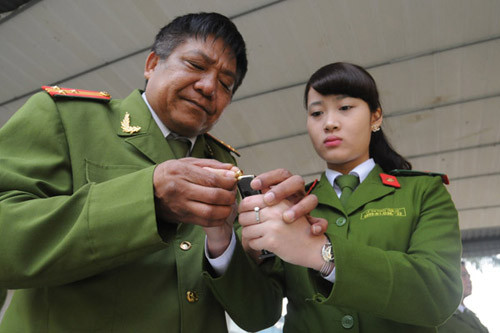 Thầy thị phạm cho trò về cách tháo súng, lắp đạn