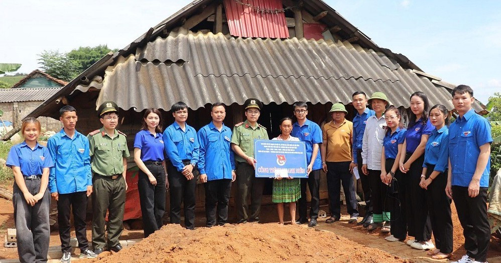 Cả hệ thống chính trị của tỉnh Sơn La vào cuộc giúp người dân xóa nhà tạm. Cả hệ thống chính trị của tỉnh Sơn La vào cuộc giúp người dân xóa nhà tạm.