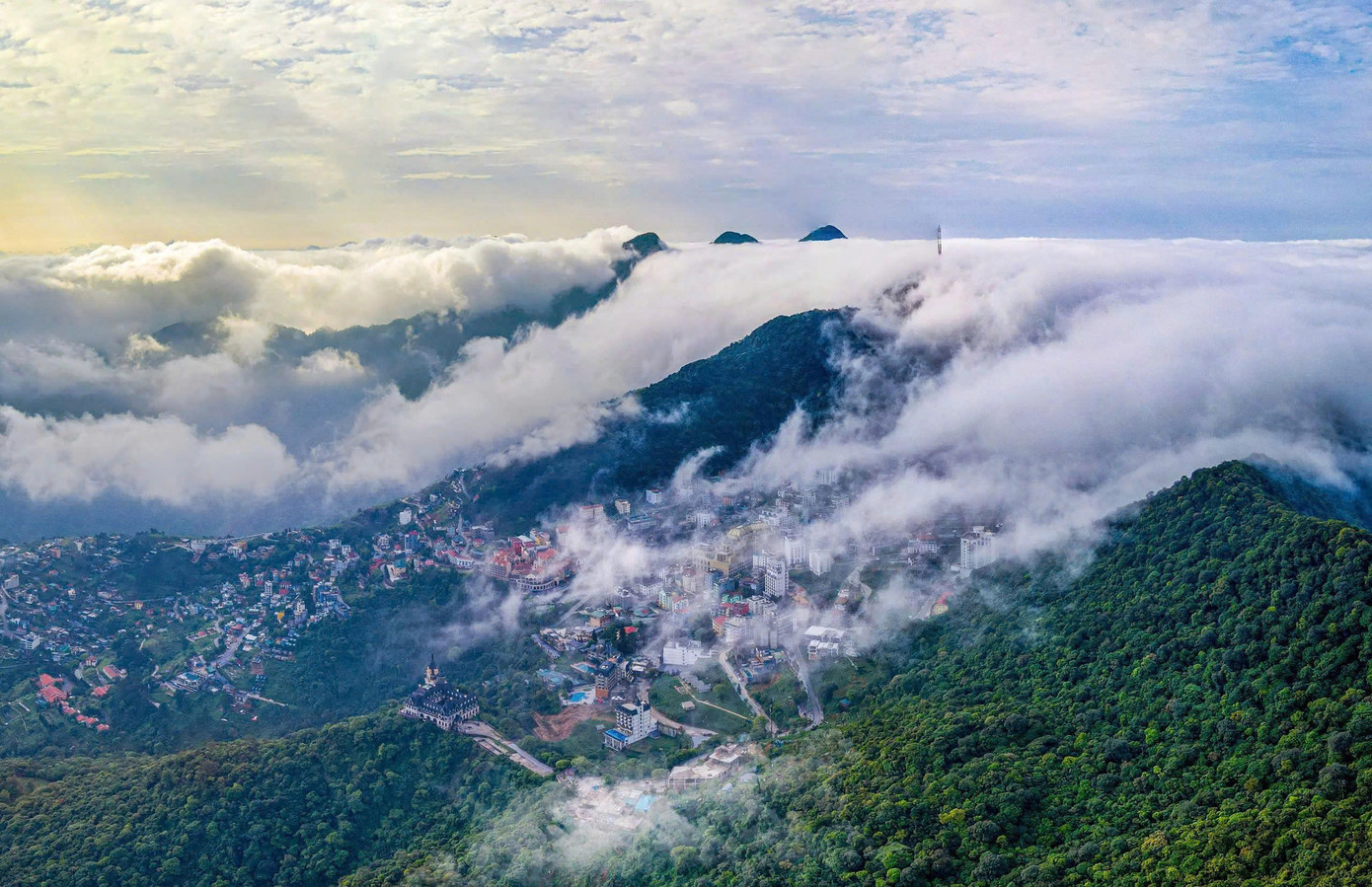 Tam Đảo có vẻ đẹp tuyệt mĩ với thiên nhiên hoang sơ, kì vĩ.