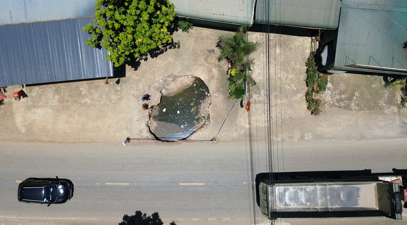 Rất nguy hiểm đối với phương tiện lưu thông qua đây. Rất nguy hiểm đối với phương tiện lưu thông qua đây.