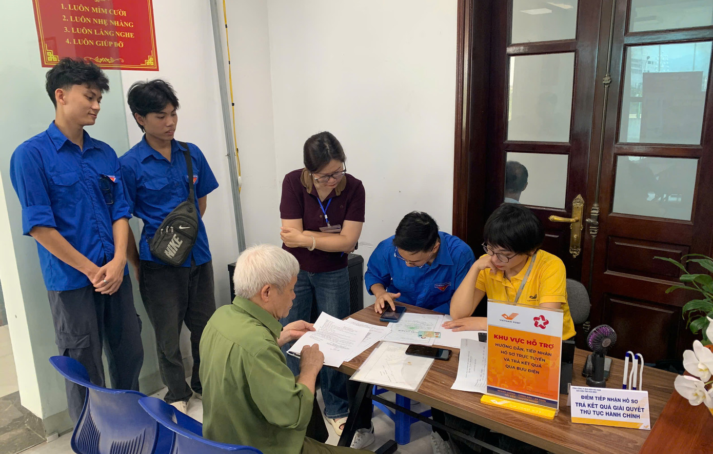 Ông Đinh Văn Khoa (65 tuổi, xã Thung Nai, tỉnh Phú Thọ) chia sẻ, chính quyền 2 cấp mới được đưa vào vận hành, người dân làm thủ tục hành chính gặp nhiều khó khăn. Sáng kiến huy động thanh niên giúp đỡ người dân thực hiện một số công đoạn làm thủ tục hành chính rất có ý nghĩa. Thanh niên có trình độ, am hiểu về công nghệ nên sẽ dễ dàng giúp được người dân, nhất là người lớn tuổi.