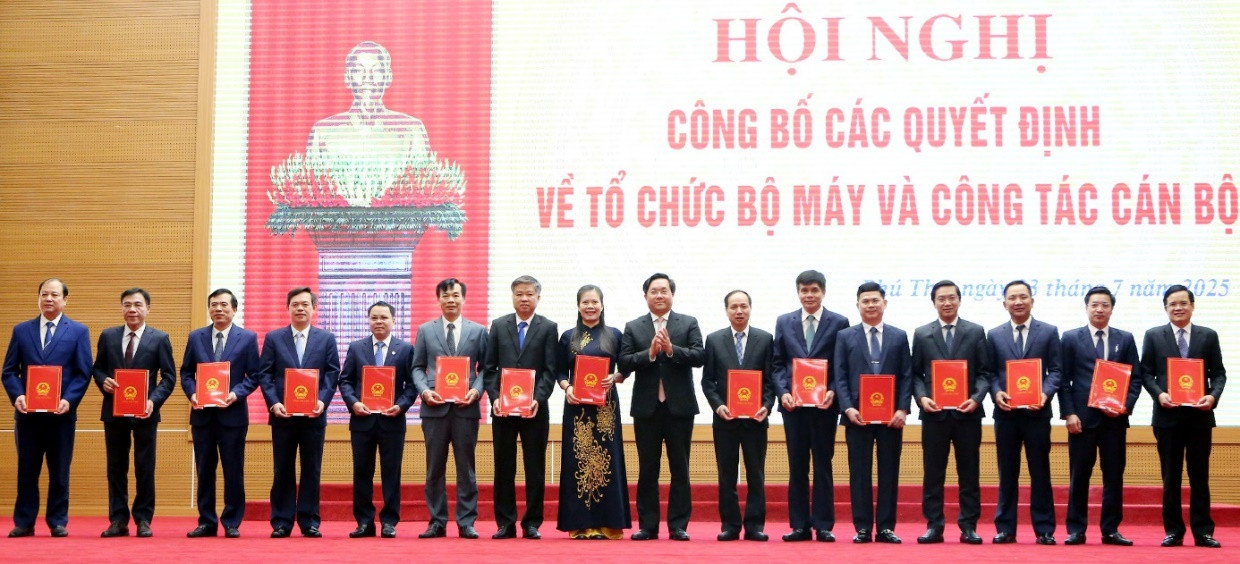 Chủ tịch UBND tỉnh Trần Duy Đông trao quyết định phân công, bổ nhiệm các đồng chí giữ chức vụ Giám đốc các sở, ngành của tỉnh.