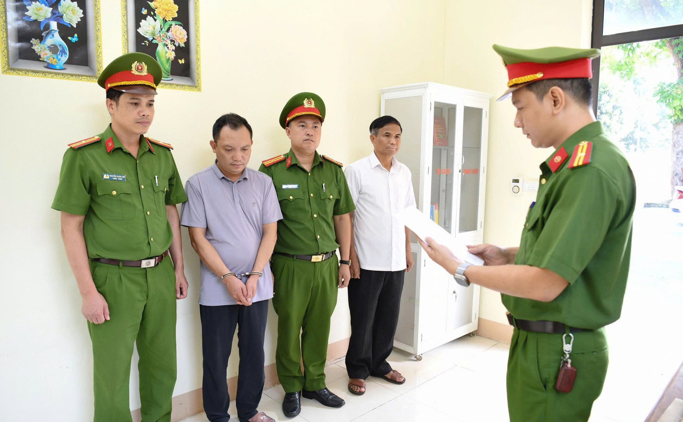 Công an tỉnh Phú Thọ thi hành lệnh bắt tạm giam đối tượng Đường Văn Thiết. Công an tỉnh Phú Thọ thi hành lệnh bắt tạm giam đối tượng Đường Văn Thiết.