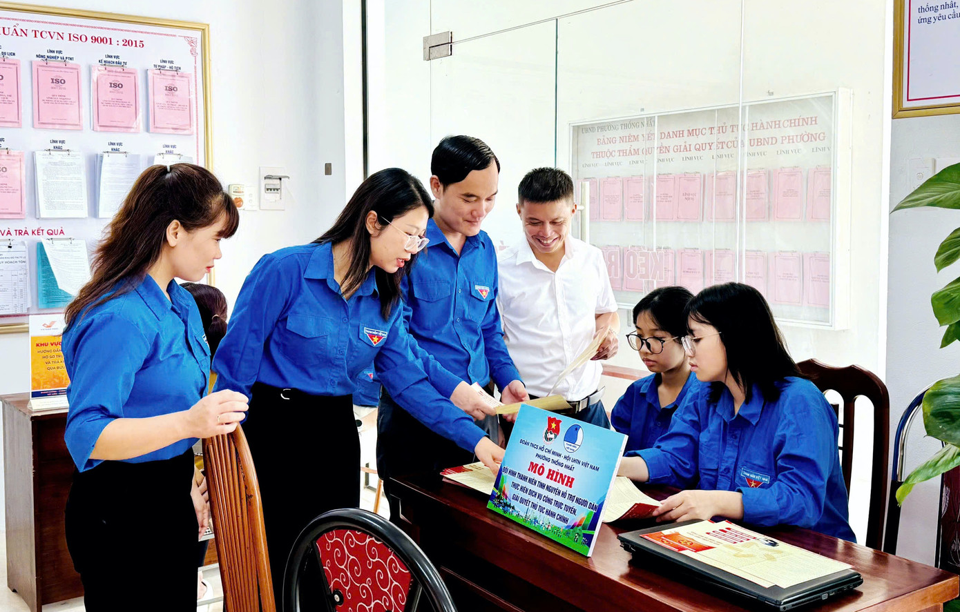 Hiện nay, Tỉnh Đoàn Phú Thọ triển khai đoàn viên thanh niên hỗ trợ người dân làm thủ tục hành chính tại 148 xã, phường trên địa bàn tỉnh. Tổ chức Đoàn đã thành lập 148 đội hình “Thanh niên tiếp sức hành chính công”, với tổng số khoảng 1.400 đoàn viên, thanh niên tham gia. Các đội hình được bố trí theo hình thức luân phiên hoặc thường trực tại bộ phận một cửa cấp xã, góp phần hỗ trợ người dân tiếp cận dịch vụ công trực tuyến, đặc biệt là nhóm người cao tuổi, người ít sử dụng công nghệ.