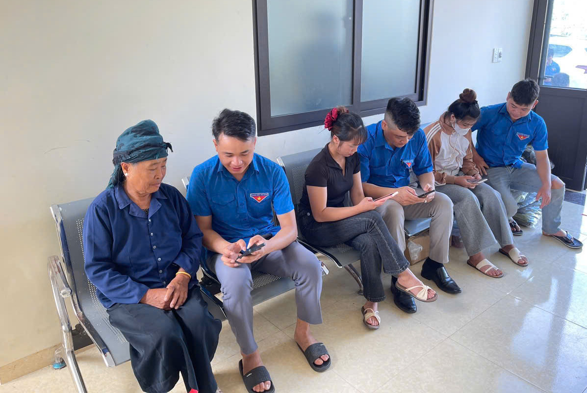 Nhờ sự tham gia kịp thời và nhiệt tình của thanh niên tình nguyện, quá trình xử lý thủ tục của người dân tại các Trung tâm hành chính công; đặc biệt, các địa phương biên giới được rút ngắn, hạn chế tình trạng ùn ứ, giúp việc giải quyết thủ tục hành chính của người dân được thông suốt. Ông Vi Tuấn Bảo - Bí thư Đảng ủy xã Lóng Phiêng, tỉnh Sơn La cho biết, biên giới vẫn là “vùng lõm” về công nghệ thông tin, việc thực hiện các thủ tục hành chính qua Cổng dịch vụ công Quốc gia, ứng dụng VneID… sẽ gặp một số khó khăn.