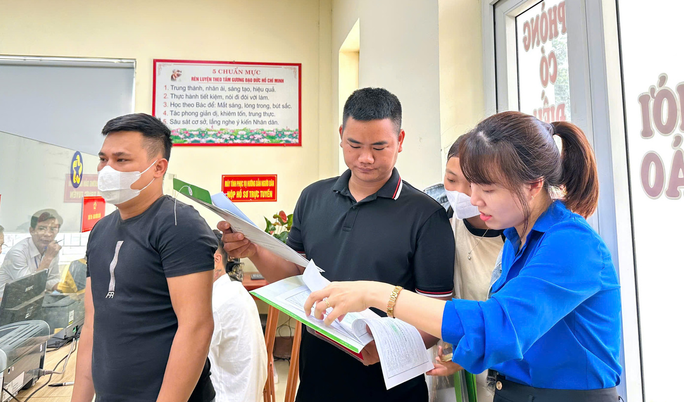 Ông Đinh Văn Khoa (65 tuổi, xã Thung Nai, tỉnh Phú Thọ) chia sẻ, chính quyền 2 cấp mới được đưa vào vận hành, người dân làm thủ tục hành chính gặp nhiều khó khăn. Sáng kiến huy động thanh niên giúp đỡ người dân thực hiện một số công đoạn làm thủ tục hành chính rất có ý nghĩa. Thanh niên có trình độ, am hiểu về công nghệ nên sẽ dễ dàng giúp được người dân, nhất là người lớn tuổi.