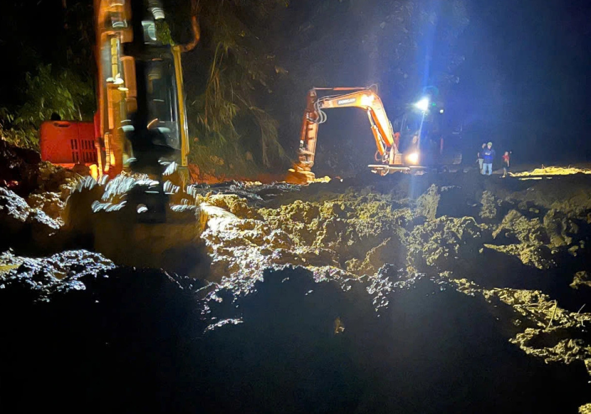 Cơ quan chức năng đang huy động máy móc để khắc phục, thông đường.