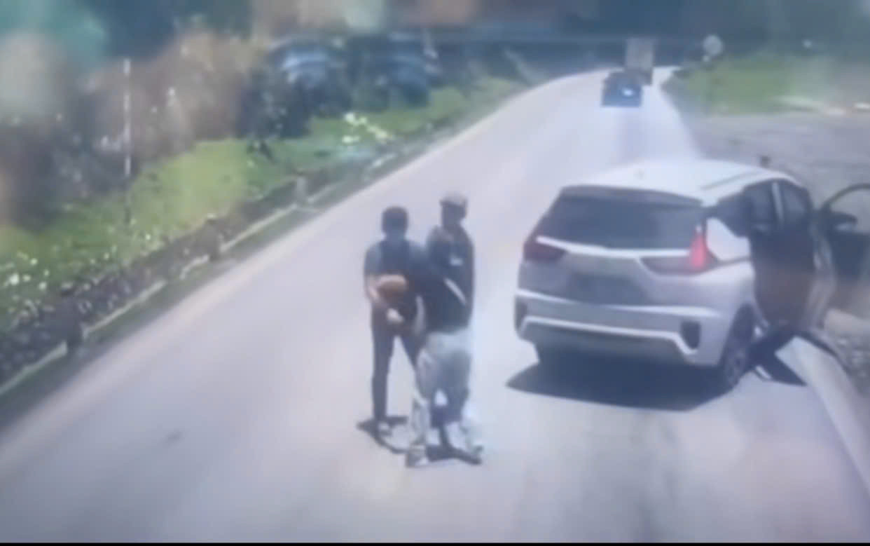 Đối tượng rút súng quân dụng dọa anh T trên đèo Đá Trắng.