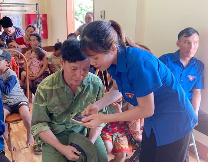 “Mừng quá! Hôm nay, tôi được các cháu đoàn viên hỗ trợ nhiệt tình tôi làm giấy khai sinh cho cháu dễ dàng, nhanh chóng và được về bản sớm”, ông Tủa chia sẻ.