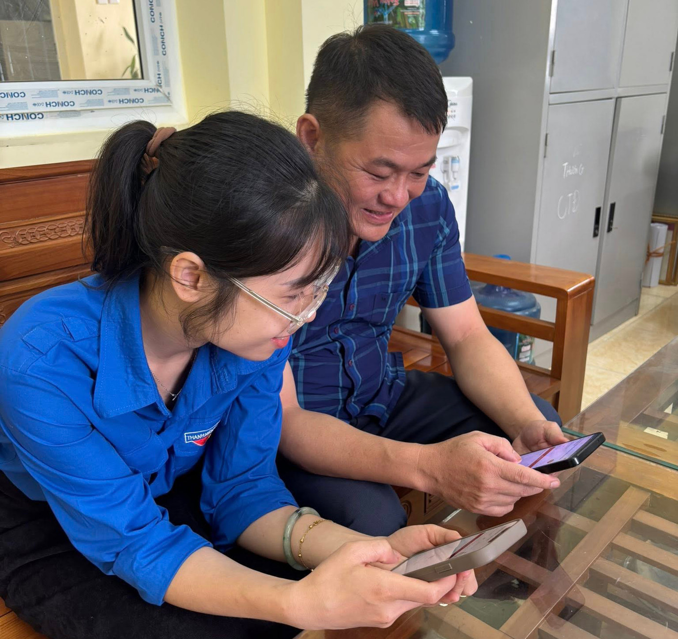 “Mừng quá! Hôm nay, tôi được các cháu đoàn viên hỗ trợ nhiệt tình tôi làm giấy khai sinh cho cháu dễ dàng, nhanh chóng và được về bản sớm”, ông Tủa chia sẻ.