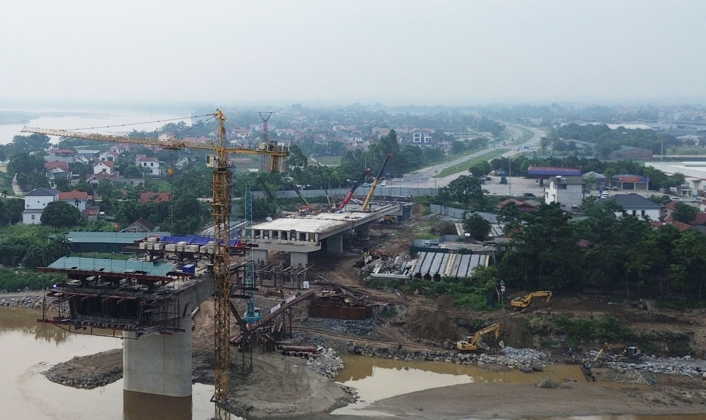 Cầu Phong Châu mới sử dụng dầm bê tông cốt thép và bê tông cốt thép dự ứng lực. Phần cầu chính có ba nhịp dầm liên tục, thi công bằng phương pháp đúc hẫng cân bằng.