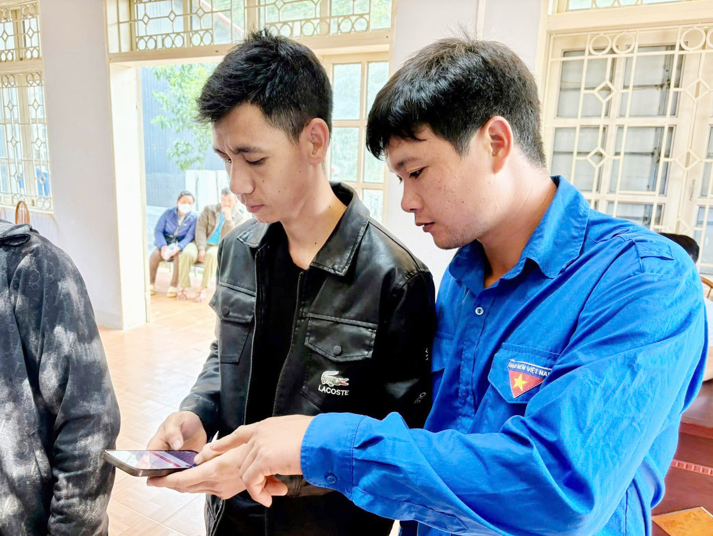 Tại Trung tâm hành chính công xã Lóng Phiêng, người dân ở đây được đoàn viên thanh niên hướng dẫn nên việc làm thủ tục nhanh chóng, thuận lợi, người dân không còn sợ khi thực hiện thủ tục hành chính. Ông Vàng A Tủa (65 tuổi, bản Pa Khôm, xã Lóng Phiêng) cho biết, ông ra Trung tâm hành chính công làm thủ tục khai sinh cho cháu nội. Lâu nay ông ngại vì đường xa và sợ thủ tục rườm ra nên chưa đi làm khai sinh cho cháu. Hôm nay đi làm, được đoàn viên thanh niên hướng dẫn nên ông đã thực hiện xong thủ tục từ sớm.