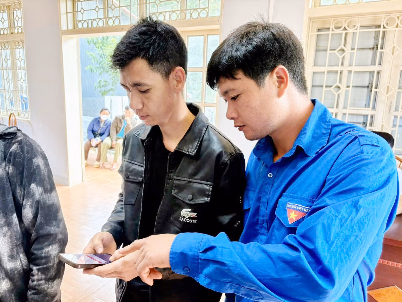 Tại Trung tâm hành chính công xã Lóng Phiêng, người dân ở đây được đoàn viên thanh niên hướng dẫn nên việc làm thủ tục nhanh chóng, thuận lợi, người dân không còn sợ khi thực hiện thủ tục hành chính. Ông Vàng A Tủa (65 tuổi, bản Pa Khôm, xã Lóng Phiêng) cho biết, ông ra Trung tâm hành chính công làm thủ tục khai sinh cho cháu nội. Lâu nay ông ngại vì đường xa và sợ thủ tục rườm ra nên chưa đi làm khai sinh cho cháu. Hôm nay đi làm, được đoàn viên thanh niên hướng dẫn nên ông đã thực hiện xong thủ tục từ sớm.