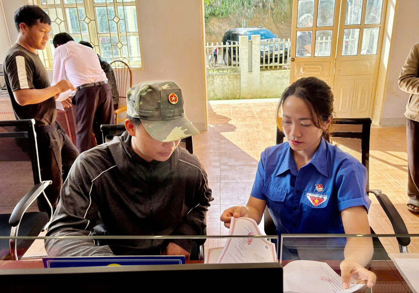 Chị Vì Phương Thảo - Bí thư Xã Đoàn Lóng Phiêng, trong ngày ra quân hỗ trợ người dân thực hiện thủ tục hành chính, Đoàn Xã bố trí 1 tổ tại Trung tâm hành chính công giúp người dân, còn lại đoàn viên thanh niên đến các bản hỗ trợ bà con cài đặt ứng dụng VneID và cách sử dụng VneID để thực hiện các thủ tục hành chính.