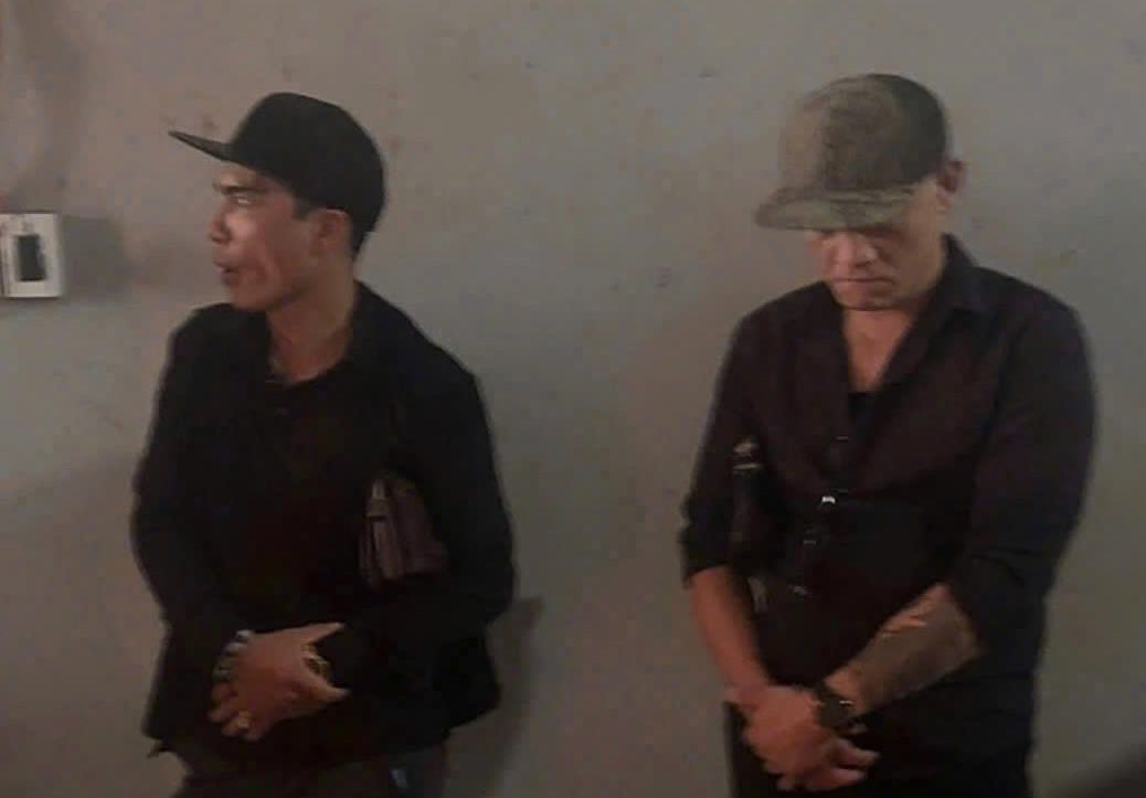 Lực lượng chức năng bắt đối tượng Bùi Mạnh Hùng và Nguyễn Văn Quý dùng dao và súng quân dụng dọa anh T.