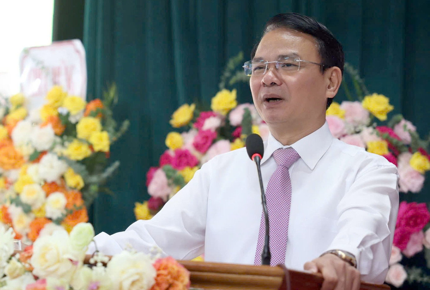 Ông Đặng Xuân Phong phát biểu chỉ đạo tại kỳ họp thứ nhất HĐND phường Việt Trì.