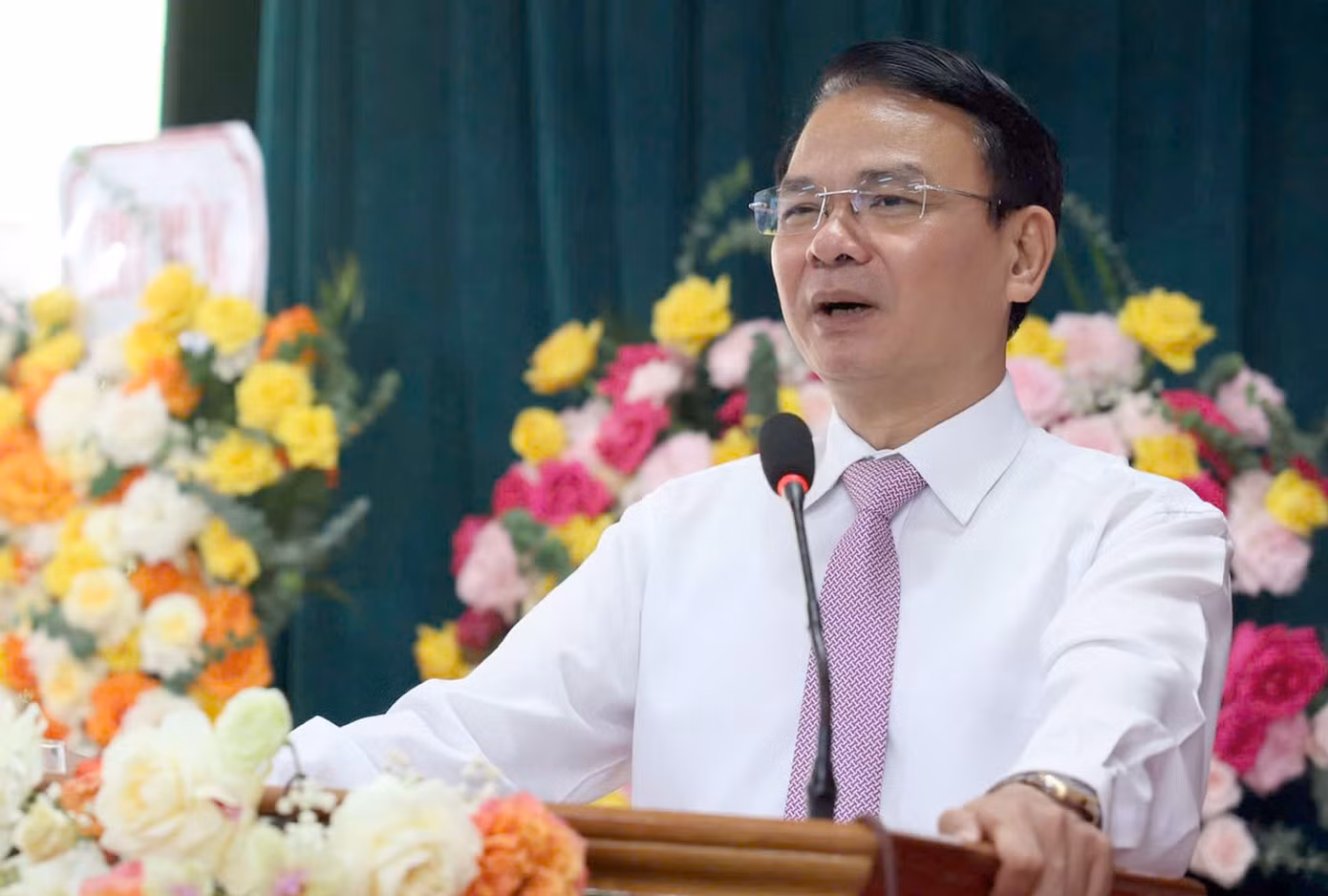 Ông Đặng Xuân Phong phát biểu chỉ đạo tại kỳ họp thứ nhất HĐND phường Việt Trì.