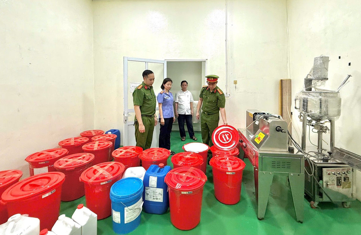 Lực lượng chức năng khám xét nơi sản xuất hàng giả. Lực lượng chức năng khám xét nơi sản xuất hàng giả.