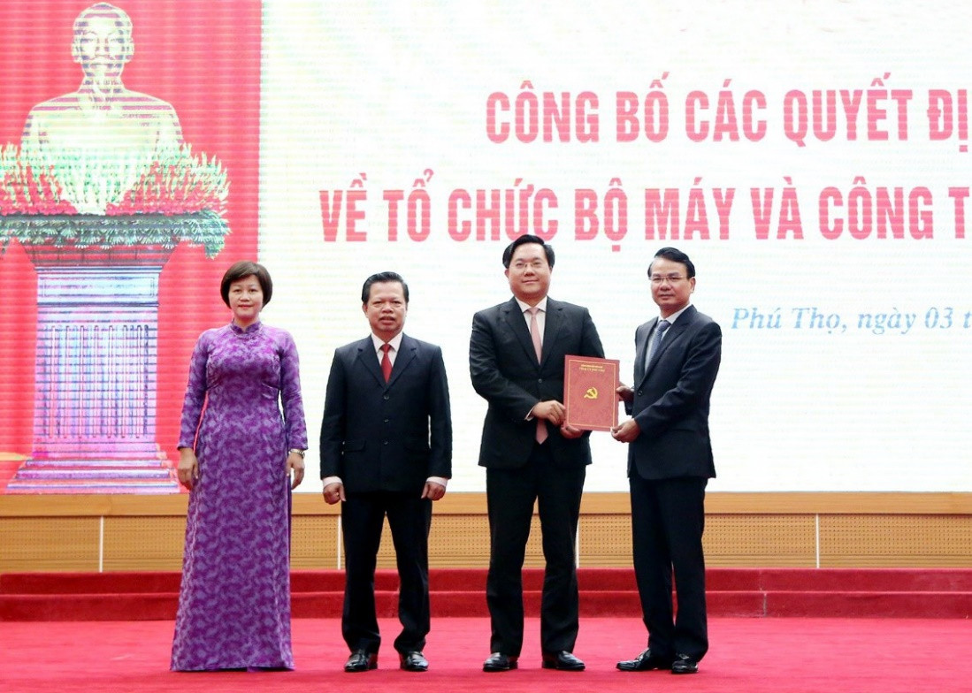 Bí thư Tỉnh ủy Đặng Xuân Phong trao quyết định của Ban Thường vụ Tỉnh ủy thành lập Đảng bộ UBND tỉnh Phú Thọ.