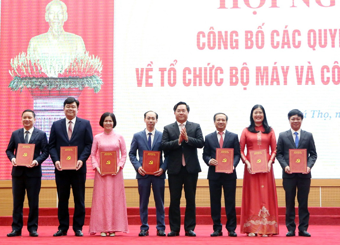 Phó Bí thư Tỉnh ủy, Chủ tịch UBND tỉnh Trần Duy Đông trao quyết định của Ban Thường vụ Tỉnh ủy cho các đồng chí được phân công, bổ nhiệm giữ chức vụ Trưởng Ban, Phó Trưởng Ban Tuyên giáo - Dân vận tỉnh Phú Thọ.