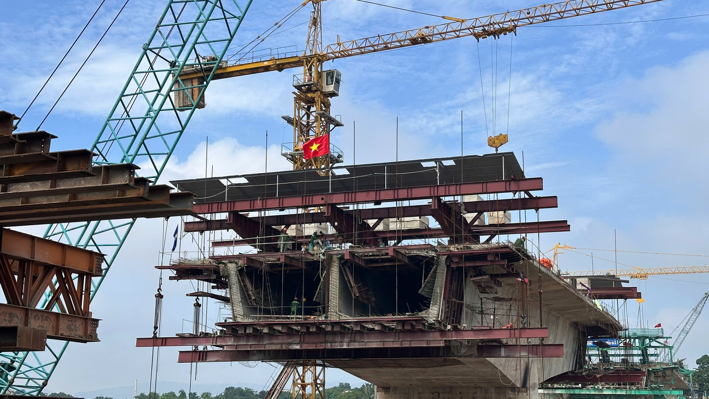 Hiện tại, nước sông Hồng đang dâng cao, chảy xiết, nhưng trên công trường luôn bố trí 5 mũi thi công với quân số thường xuyên từ 250 đến 300 công nhân cùng khối lượng lớn máy móc, thiết bị hiện đại, 4 máy khoan cọc nhồi công suất lớn, có thể khoan đường kính 1.500mm; hệ nổi có 4 sà lan từ 800 đến 1.200 tấn; tàu đẩy công suất 500CV để thi công trụ T4, T5 và 8 cần cẩu, cần trục từ 50 đến 80 tấn.