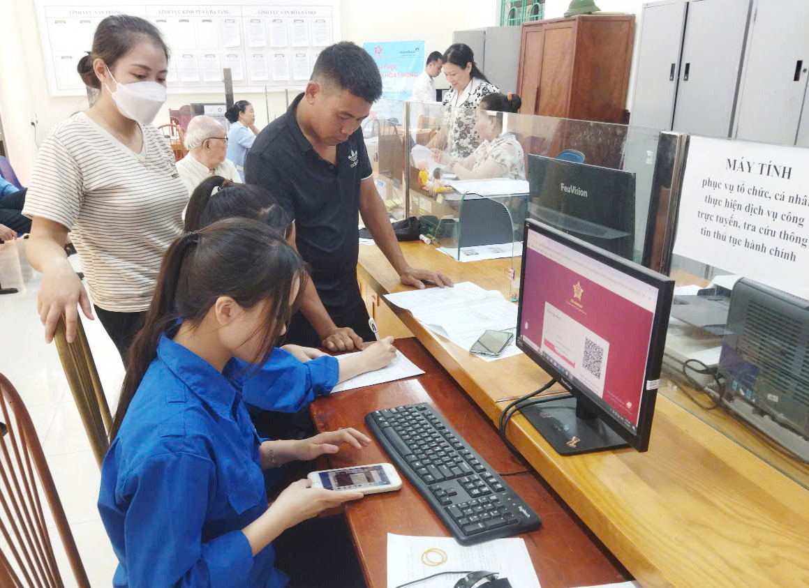 Đoàn viên thanh niên hỗ trợ cán bộ địa phương sắp xếp hồ sơ, nhập liệu, số hóa dữ liệu, hỗ trợ lưu động tại thôn, khu, bản xa trung tâm.