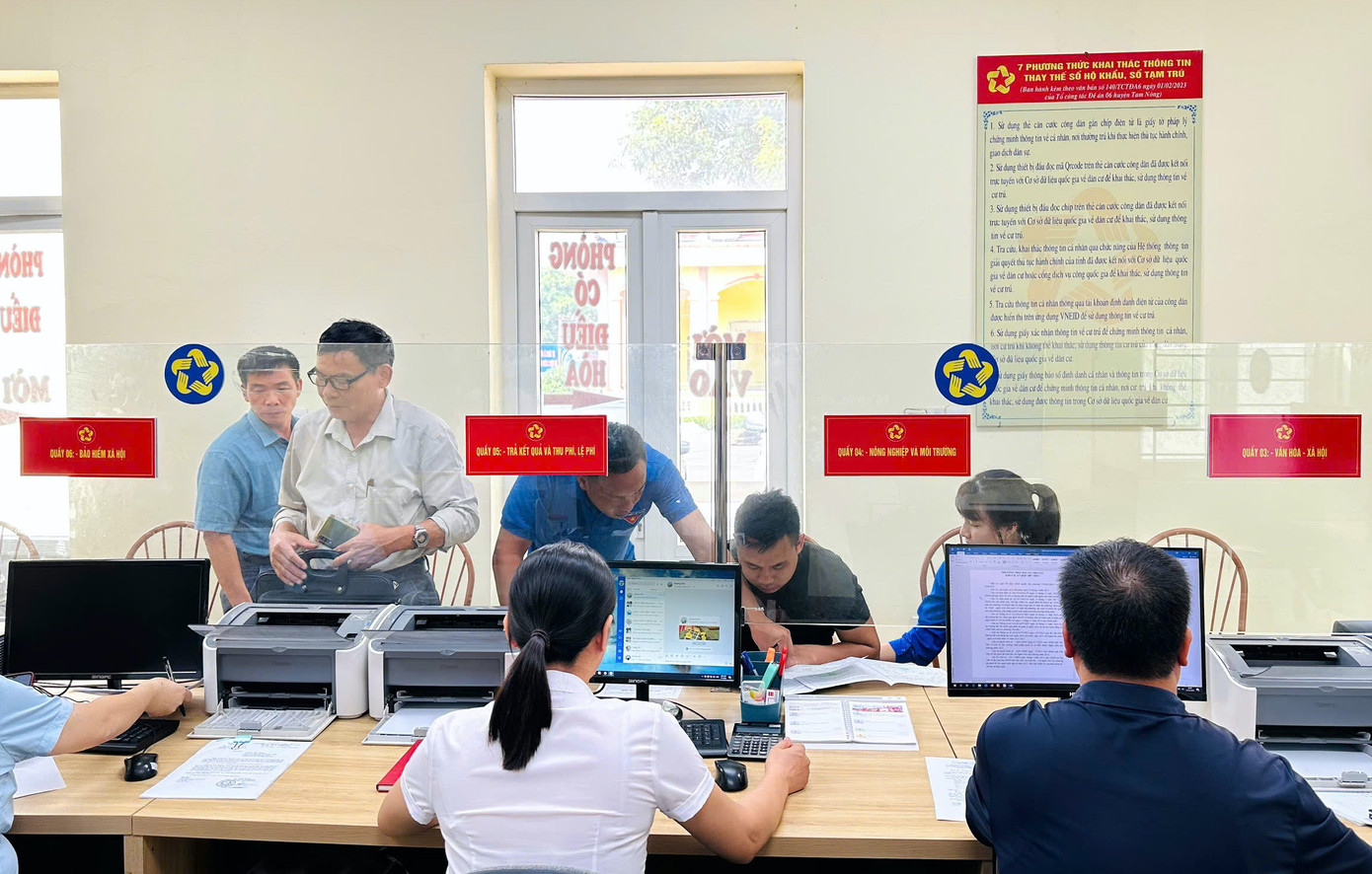 Chị Hoàng Mỹ Hoa - Bí thư Đoàn Xã Vĩnh Tường cho biết, sau khi chính quyền địa phương 2 cấp đi vào vận hành, người dân đến xã làm thủ tục hành chính đông. Trong số đó, rất nhiều người dân còn bỡ ngỡ, chưa biết sử dụng máy tính, điện thoại để thực hiện các thủ tục hành chính, nên các đoàn viên thanh niên đã túc trực để hỗ trợ người dân giải quyết các giấy tờ hành chính, tránh tình trạng phải chờ đợi lâu.