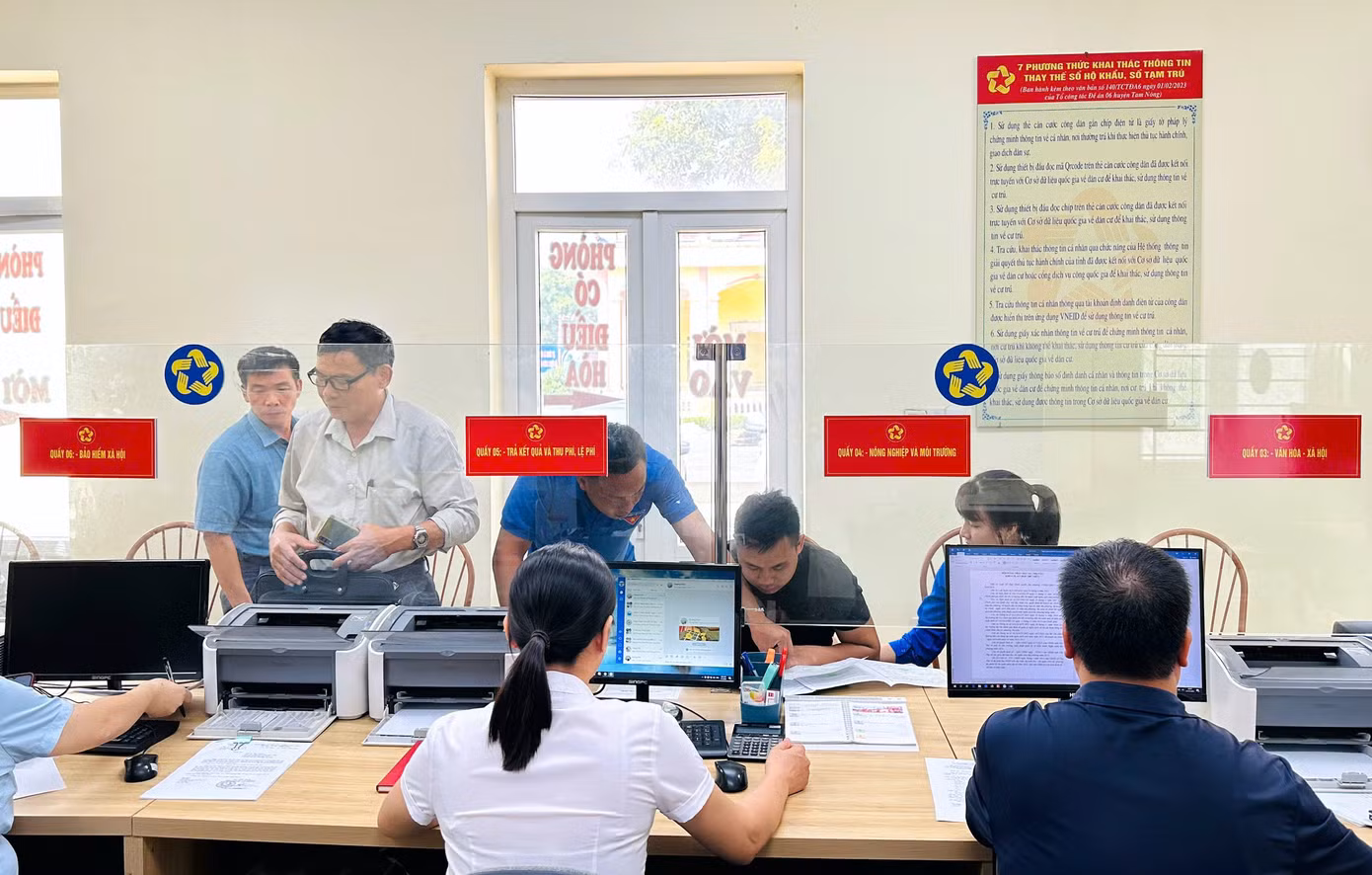 Chị Hoàng Mỹ Hoa - Bí thư Đoàn Xã Vĩnh Tường cho biết, sau khi chính quyền địa phương 2 cấp đi vào vận hành, người dân đến xã làm thủ tục hành chính đông. Trong số đó, rất nhiều người dân còn bỡ ngỡ, chưa biết sử dụng máy tính, điện thoại để thực hiện các thủ tục hành chính, nên các đoàn viên thanh niên đã túc trực để hỗ trợ người dân giải quyết các giấy tờ hành chính, tránh tình trạng phải chờ đợi lâu.