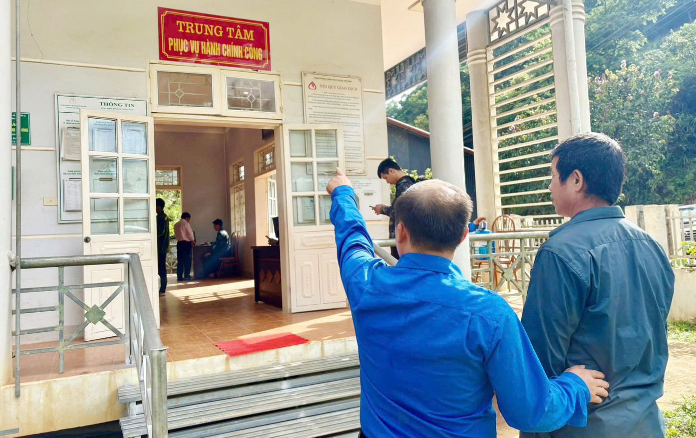 “Việc được đoàn viên thanh niên hướng dẫn, hỗ trợ đồng bào làm thủ tục hành chính sẽ giúp việc giải quyết thủ tục hành chính cho người dân nhanh hơn. Đặc biệt, khi đoàn viên thanh niên hướng dẫn người dân cụ thể các bước làm thủ tục hành chính, giúp họ thành thạo thực hiện các thủ tục hành chính sau này”, ông Vi Tuấn Bảo cho hay.