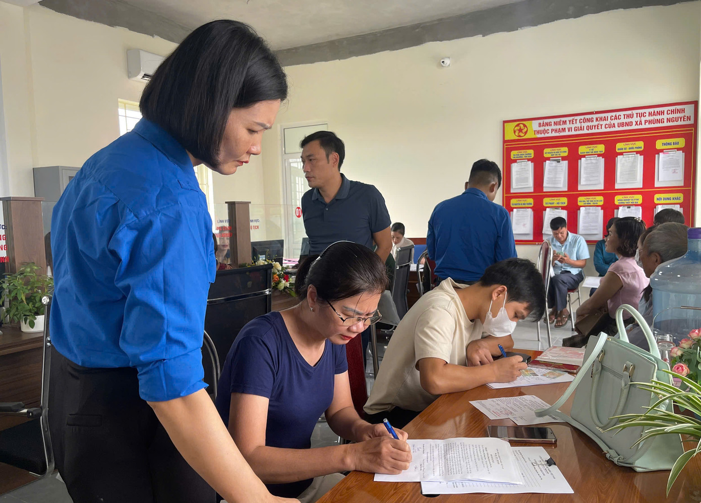 Đoàn viên thanh niên hỗ trợ cán bộ địa phương sắp xếp hồ sơ, nhập liệu, số hóa dữ liệu, hỗ trợ lưu động tại thôn, khu, bản xa trung tâm.