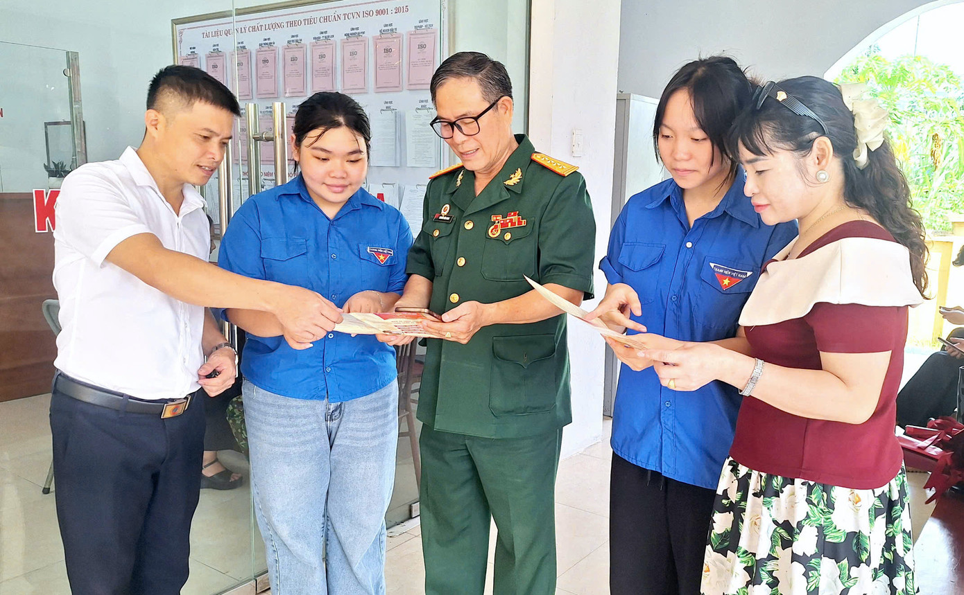 “Được đoàn viên thanh niên hỗ trợ, làm thủ tục hành chính nhanh, gọn người dân ai cũng vui vẻ&quot;, chị Hoa cho hay.