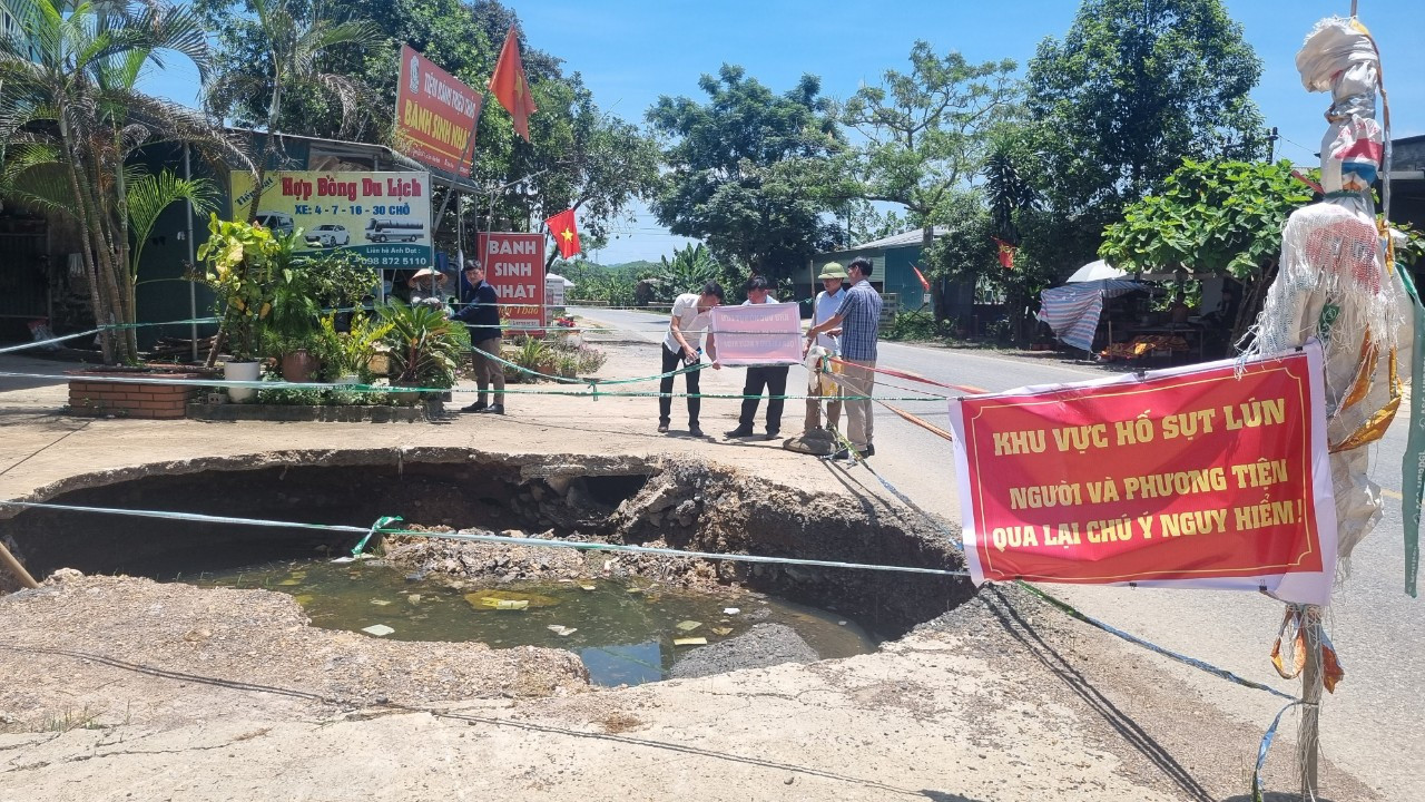 Cán bộ xã Thượng Cốc căng dây, đặt cảnh bảo nguy hiểm tạm thời. Cán bộ xã Thượng Cốc căng dây, đặt cảnh bảo nguy hiểm tạm thời.
