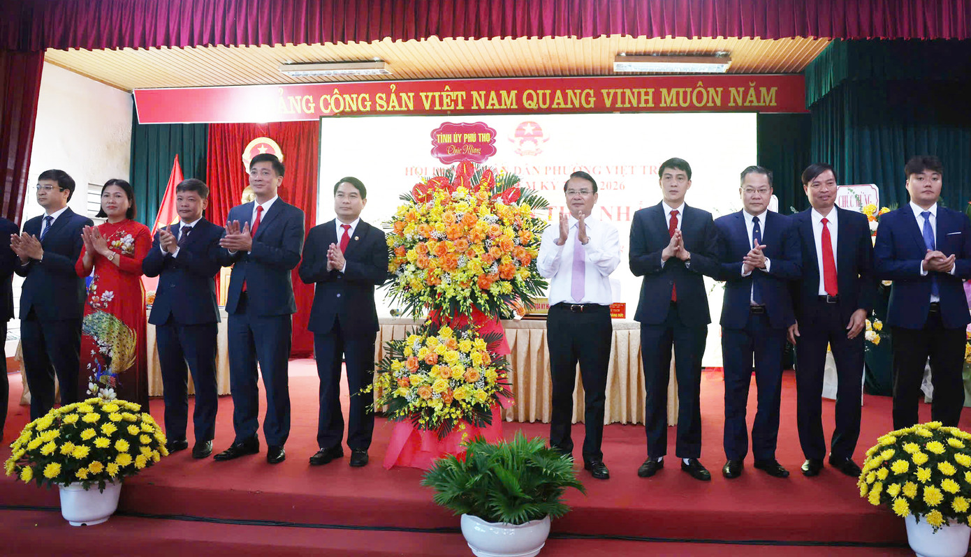 Ông Đặng Xuân Phong tặng hoa chúc mừng HĐND phường Việt Trì.