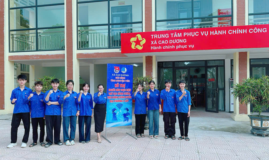 Ngày 7/7, tuổi trẻ toàn tỉnh Phú Thọ chính thức ra quân triển khai Tháng cao điểm tình nguyện hỗ trợ các xã, phường sau sáp nhập, phát huy tinh thần “Đâu cần thanh niên có, đâu khó có thanh niên”.Tỉnh Đoàn Phú Thọ thành lập và duy trì các đội hình “Thanh niên tiếp sức hành chính công” tại 100% xã, phường sau sáp nhập. Đoàn viên hướng dẫn người dân tra cứu thủ tục, điền biểu mẫu, sử dụng Cổng Dịch vụ công Quốc gia, ứng dụng VNeID, định danh điện tử thực hiện các thủ tục hành chính.