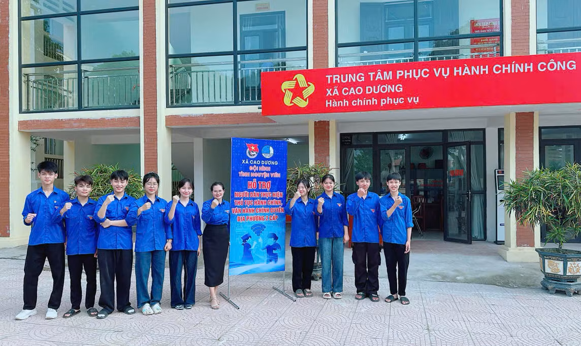 Ngày 7/7, tuổi trẻ toàn tỉnh Phú Thọ chính thức ra quân triển khai Tháng cao điểm tình nguyện hỗ trợ các xã, phường sau sáp nhập, phát huy tinh thần “Đâu cần thanh niên có, đâu khó có thanh niên”.Tỉnh Đoàn Phú Thọ thành lập và duy trì các đội hình “Thanh niên tiếp sức hành chính công” tại 100% xã, phường sau sáp nhập. Đoàn viên hướng dẫn người dân tra cứu thủ tục, điền biểu mẫu, sử dụng Cổng Dịch vụ công Quốc gia, ứng dụng VNeID, định danh điện tử thực hiện các thủ tục hành chính.