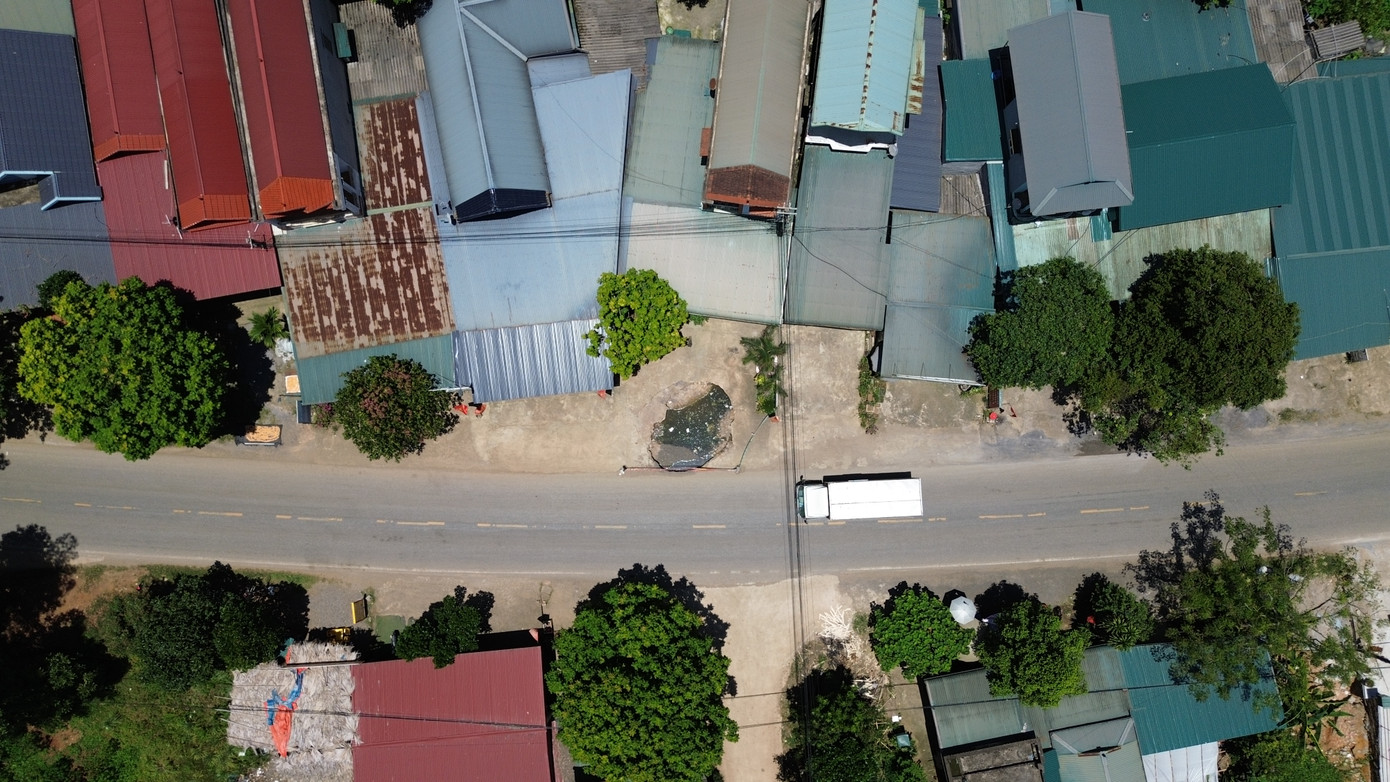 Hố sụt lún ngay bên quốc lộ 12B. Hố sụt lún ngay bên quốc lộ 12B.