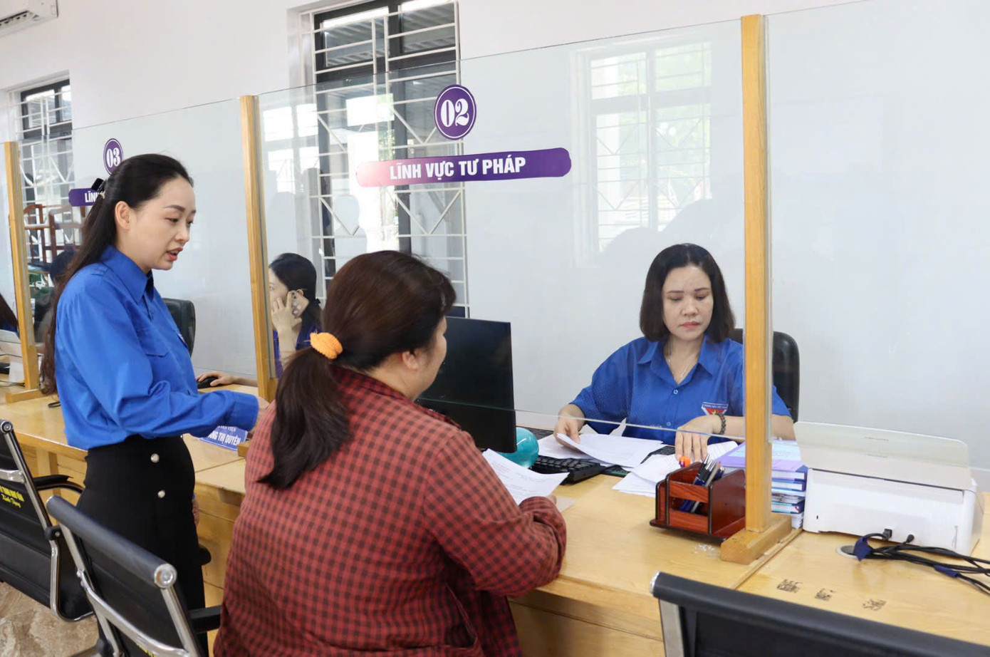 Trong số 75 xã, phường của, Tỉnh Đoàn Sơn La tập trung lực lượng đến 13 xã biên giới, hỗ trợ người thực hiện các thủ tục hành chính; hướng dẫn người dân tra cứu thủ tục, điền biểu mẫu, sử dụng Cổng dịch vụ công Quốc gia, ứng dụng VNeID, định danh điện tử thực hiện các thủ tục hành chính.