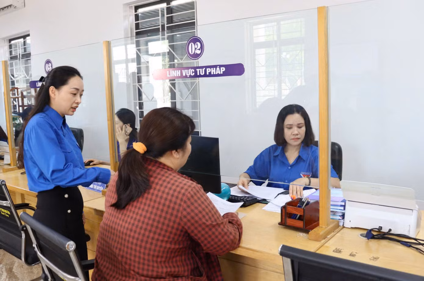 Trong số 75 xã, phường của, Tỉnh Đoàn Sơn La tập trung lực lượng đến 13 xã biên giới, hỗ trợ người thực hiện các thủ tục hành chính; hướng dẫn người dân tra cứu thủ tục, điền biểu mẫu, sử dụng Cổng dịch vụ công Quốc gia, ứng dụng VNeID, định danh điện tử thực hiện các thủ tục hành chính.