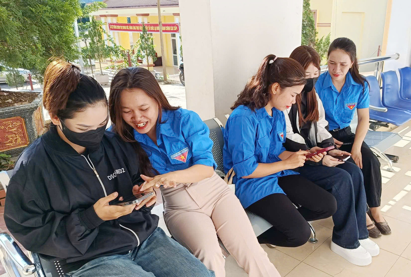 Nhờ sự tham gia kịp thời và nhiệt tình của thanh niên tình nguyện, quá trình xử lý thủ tục của người dân tại các Trung tâm hành chính công; đặc biệt, các địa phương biên giới được rút ngắn, hạn chế tình trạng ùn ứ, giúp việc giải quyết thủ tục hành chính của người dân được thông suốt. Ông Vi Tuấn Bảo - Bí thư Đảng ủy xã Lóng Phiêng, tỉnh Sơn La cho biết, biên giới vẫn là “vùng lõm” về công nghệ thông tin, việc thực hiện các thủ tục hành chính qua Cổng dịch vụ công Quốc gia, ứng dụng VneID… sẽ gặp một số khó khăn.